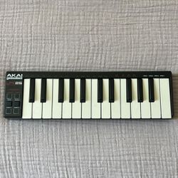 Like NEW Akai LPK25 MIDI Keyboard