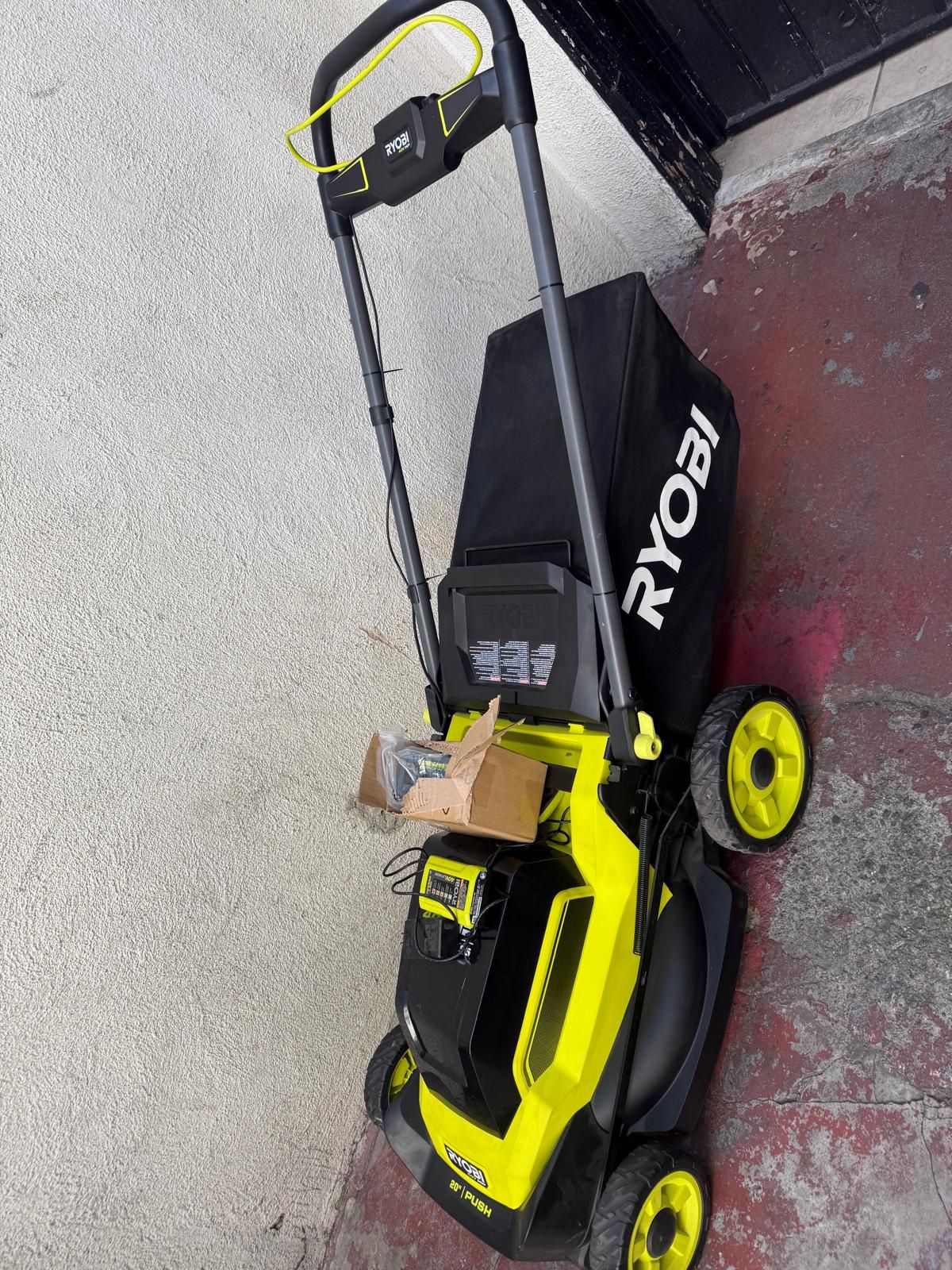 Lawnmower ryobi push 20inch come w 6ah battery & charger