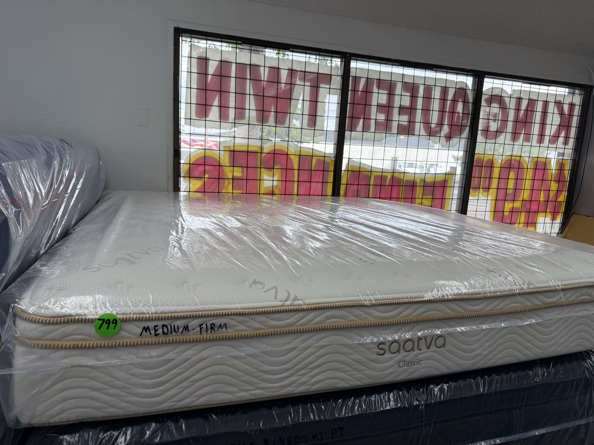 KING SIZE SAATVA CLASSIC MATTRESS & BOX SPRINGS BED SET