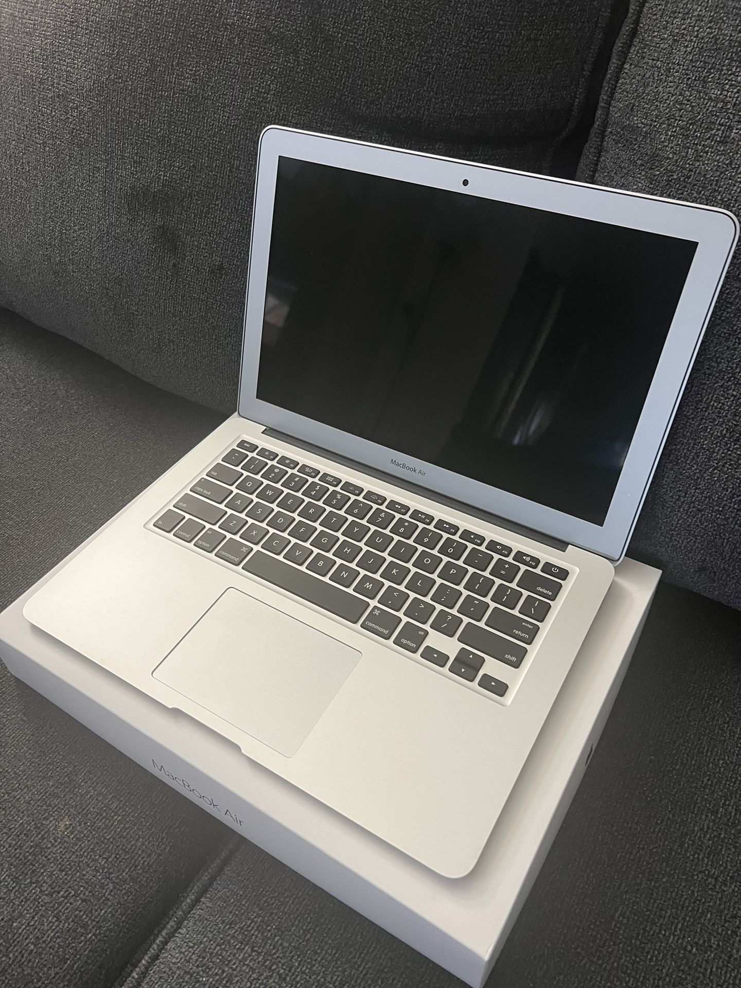 Apple 13" MacBook Air Core i5 CPU, 8GB RAM (2017 Model 128GB)