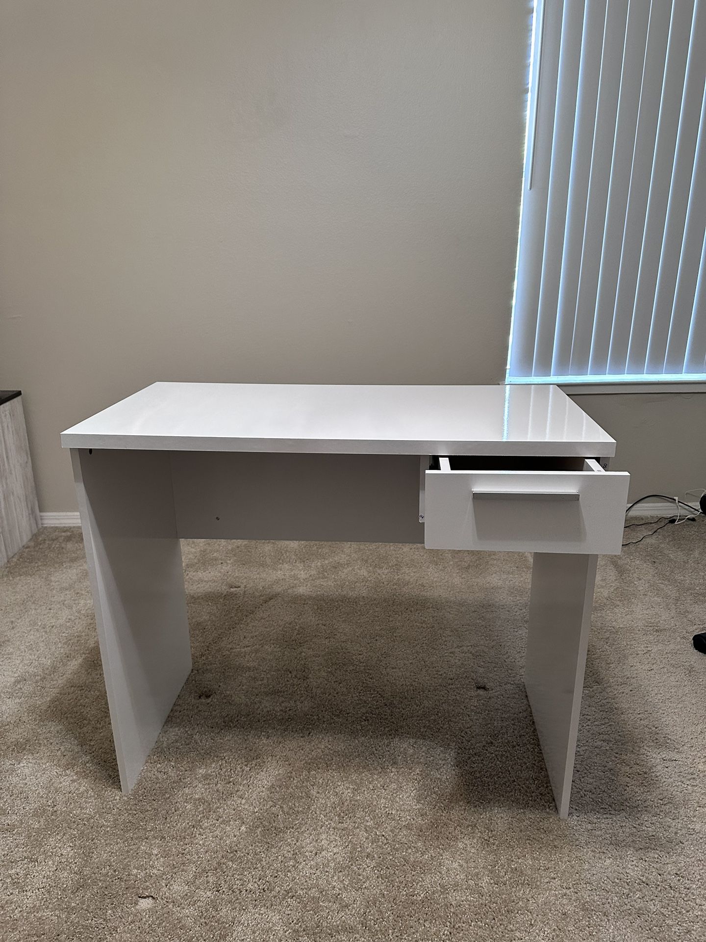 Wayfair Computer Desk with ** FREE  floor lamp