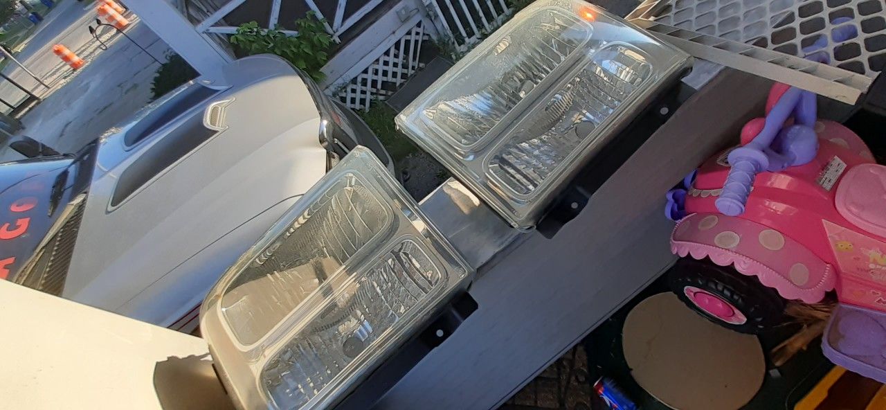 Headlights for a 2005 Ford F-350 Super Duty truck
