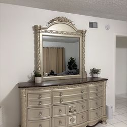 Elegant Dresser with Mirror Set