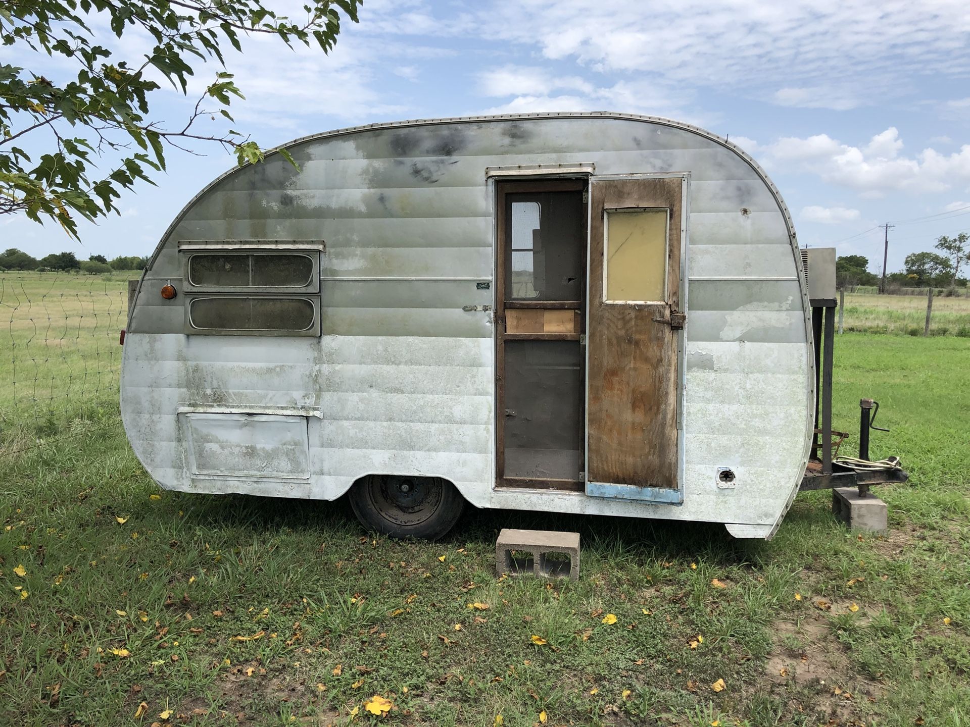 1954 SHASTA ViNtAgE Camper Trailer (RARE) + 1955 Shasta Parts Trailer