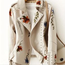 New Women’s Ivory EMBROIDERED jacket. M