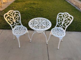New white 3 piece outdoor patio dining bistro set.