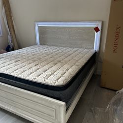 Eastern King Bed
Built-In LED Lights Mattress Included.     Cama King Size Con Luz Led.  Colchon Incluido Nueva En Caja