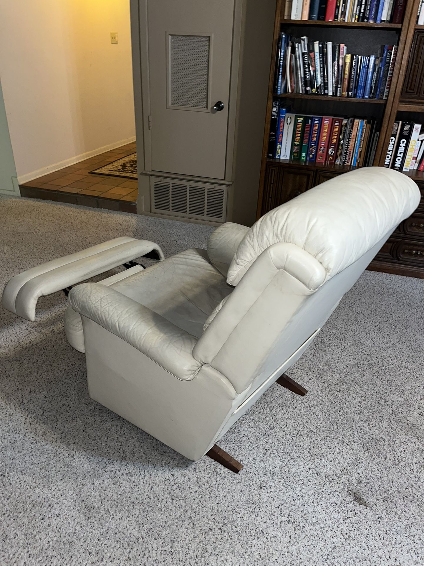 Lazyboy Leather Recliner for Sale in San Antonio, TX OfferUp