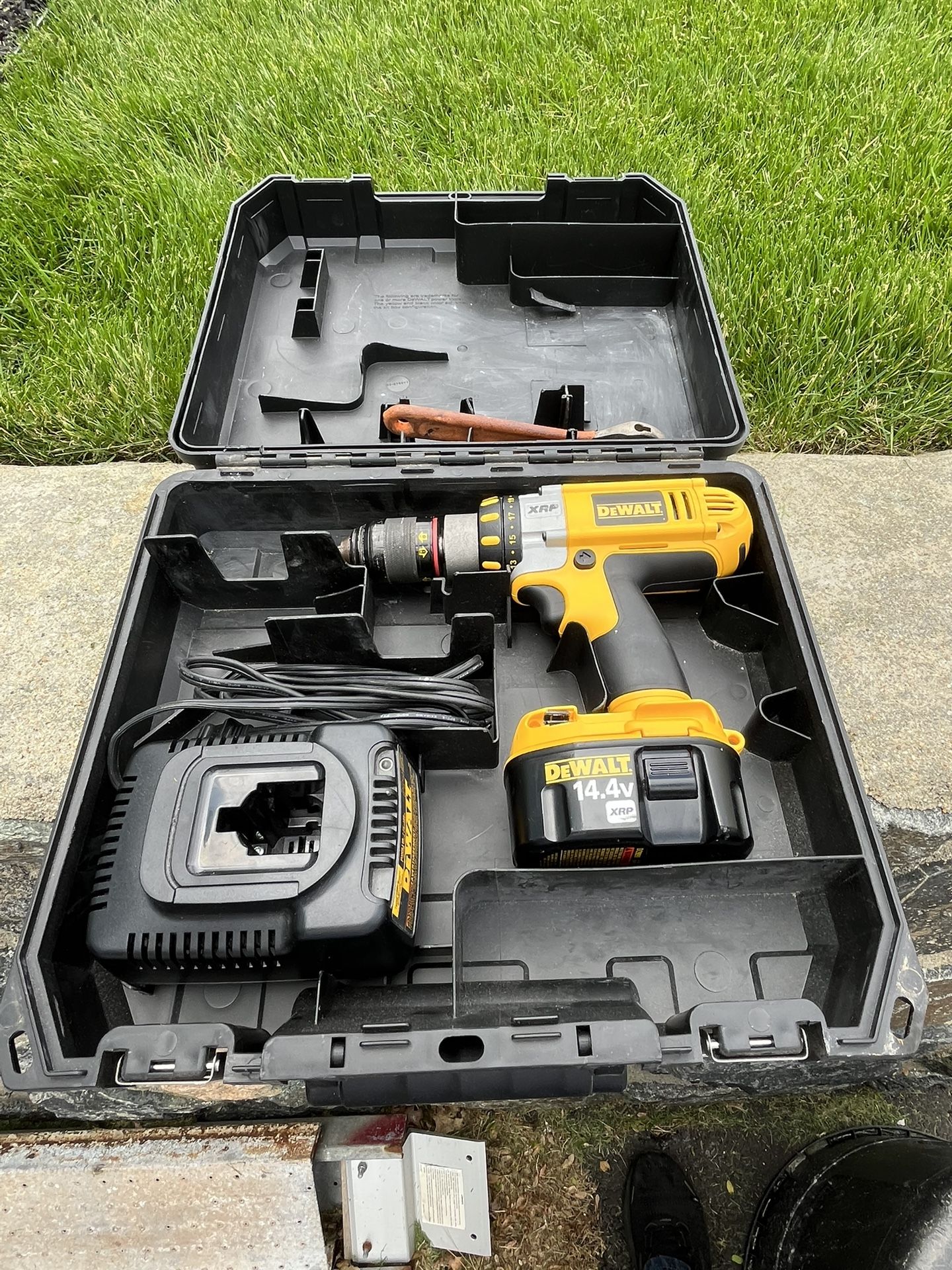 DeWalt Cordless Drill/Driver (drill, charger, battery & case)