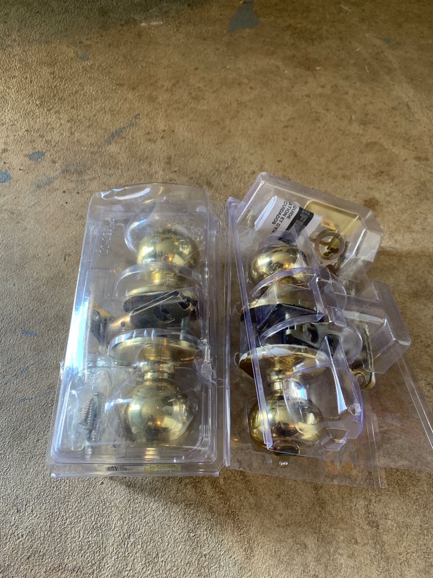 2 Door knobs with internal locks