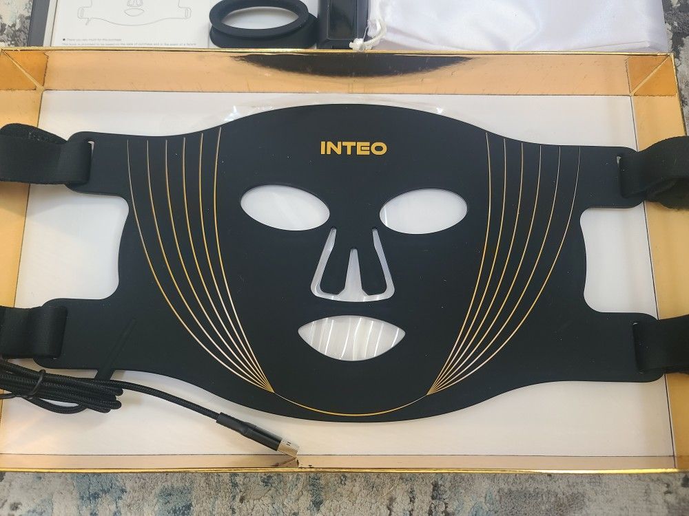 Red Light Therapy Face Mask – 3 Modes, 180 LEDs – Open Box, new