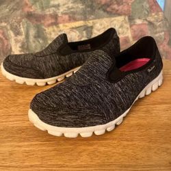 Like New Womans Size 8 Skitchers
