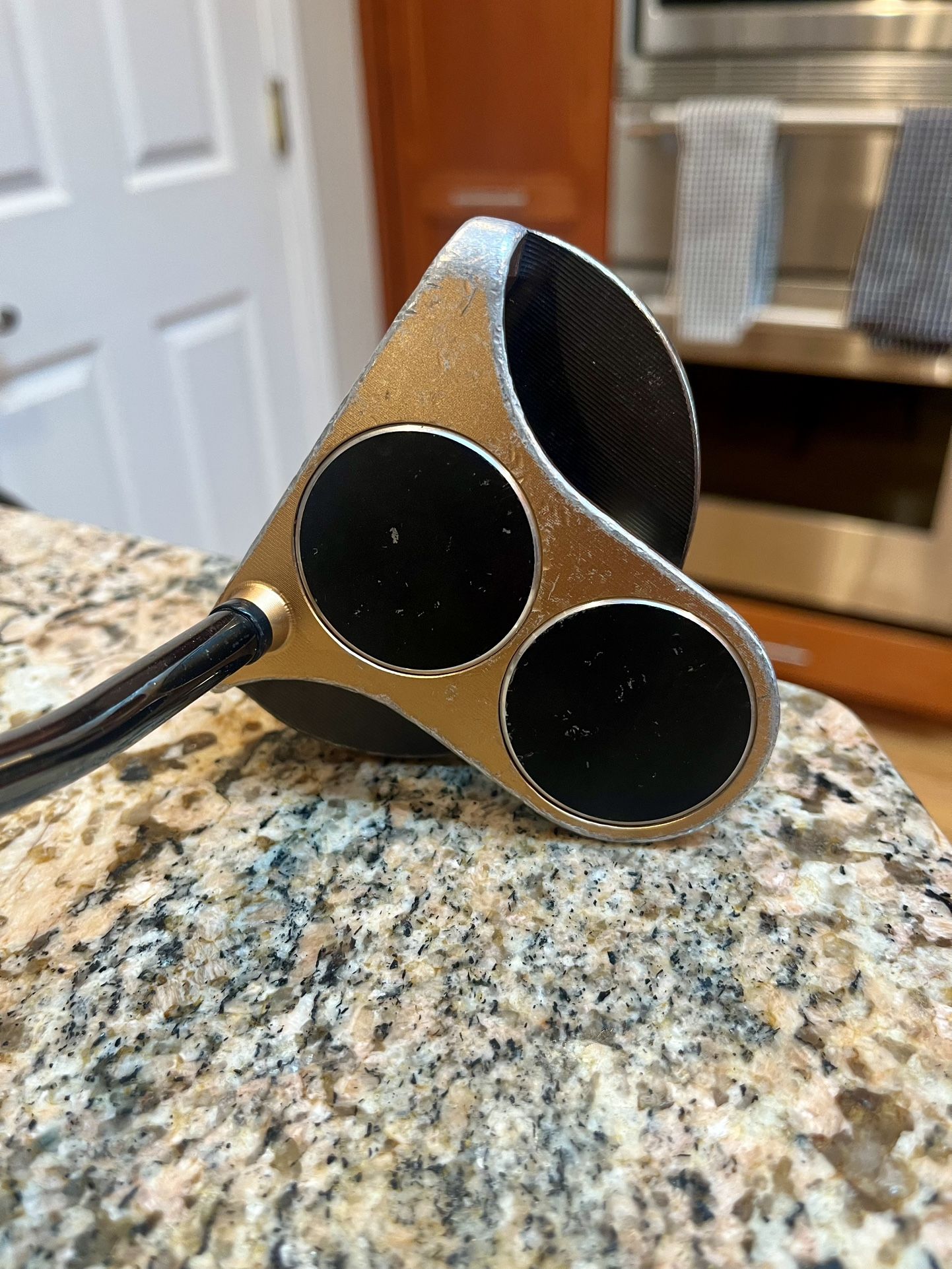 Odyssey 2 Ball Putter. Right Handed