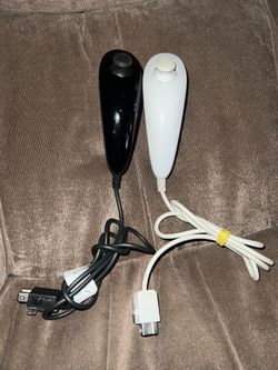 2 Nintendo Wii Nunchuck Black/White