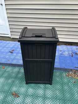 Suncast Outdoor  Garbage Can 