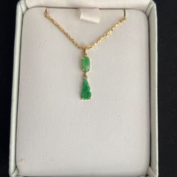 Green Jade Pendant with 18kt Chain