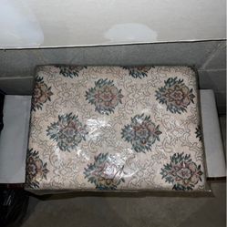 🌸 Vintage Upholstered Wooden Footstool – Floral Fabric Top 🌸