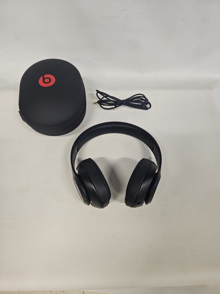 Beats Studio 3 Wireless Noise Cancelling Bluetooth Headphones in Case 811578-2