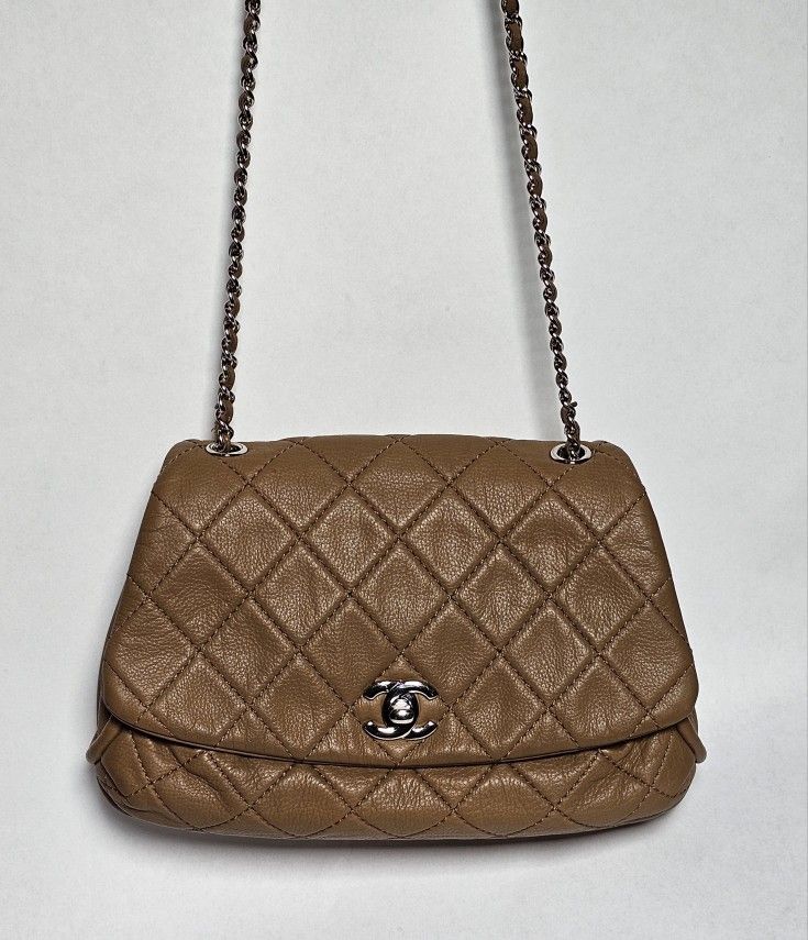 Chanel
CC Curvy Flap Bag Purse Tan Quilted