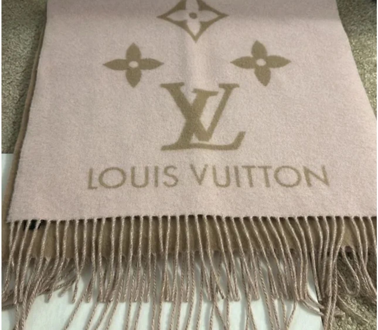 Louis Vuitton Scarf Rose