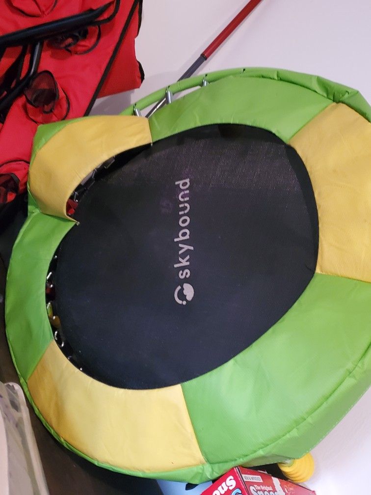 SKYBOUND INDOOR KIDS 36 INCH TRAMPOLINE WITH HANDLE - BEEHIVE