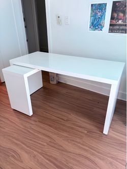 MALM desk with free swivel chair