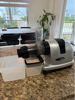 Omega juicer