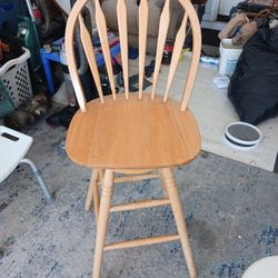 1 tall solid wooden swivel bar stool $40 must pick up Broadway and apache buckeye az cash only pls 