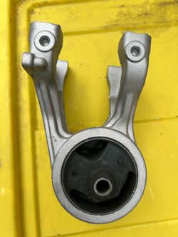 Mecanicos,,,Soporte  para motor parte de atras de motor  de odisey 2005 al 2010  nunca se huso estaba nuevo nomas ya tire la caja