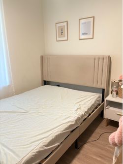 Queen bedframe