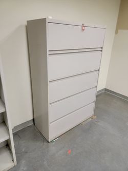 Cabinate 5 Shelf With Keys