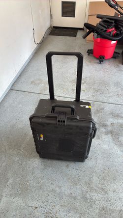 Pelican case w/ handle and wheels and padding