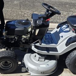 Rated
Murray
MT200 42 in. 19.0 HP 540cc EX1900 Series Briggs and Stratton Engine Automatic Gas Riding Lawn Tractor Mower