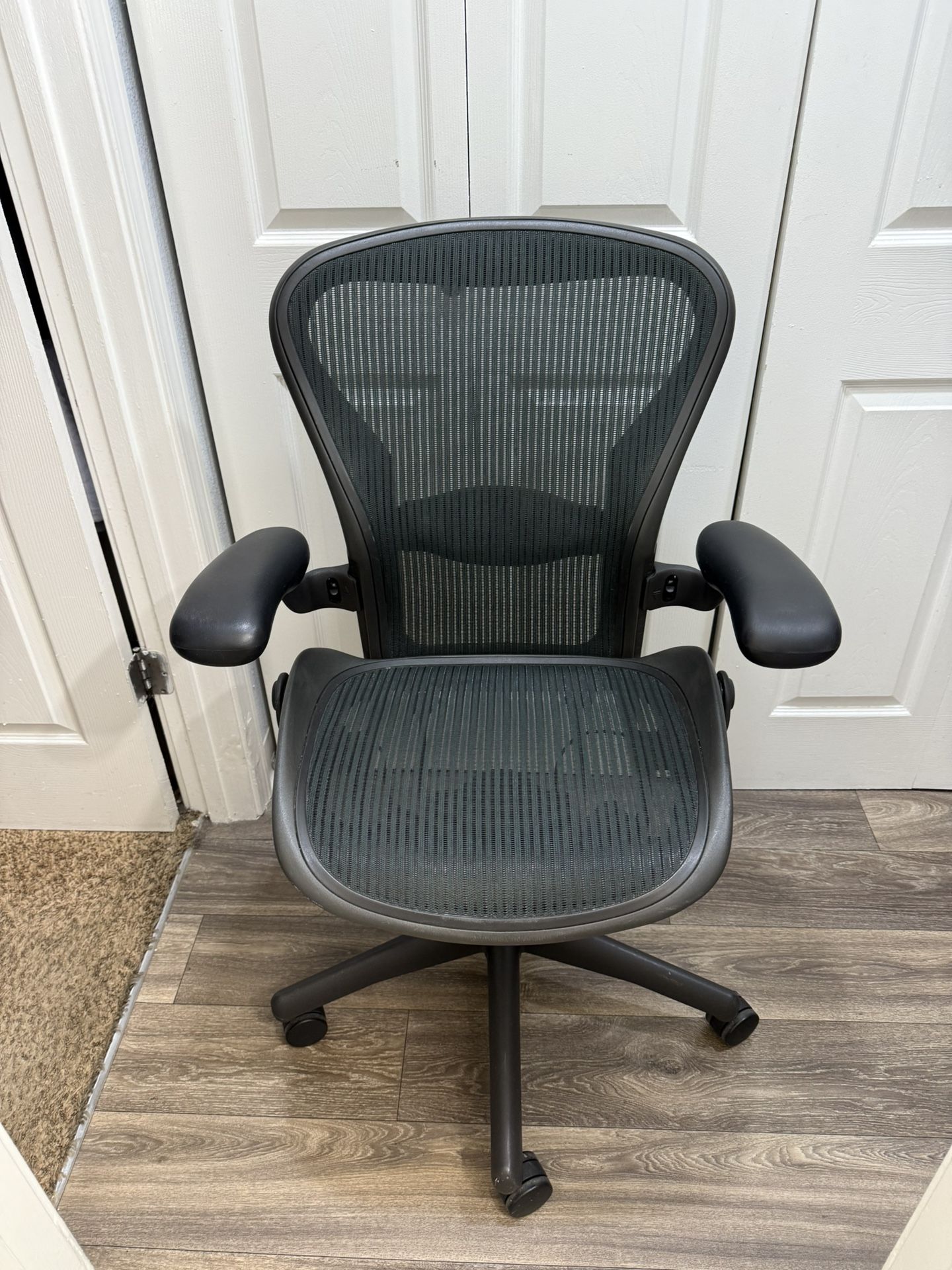 Herman Miller Aeron Office Chair ( SIZE B ) FULLY LOADED !!