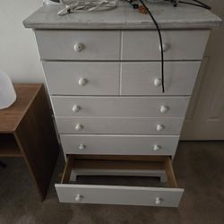 White Dresser Bottom Drawer Is Missing Insert Still Great Condition 20$ Obo