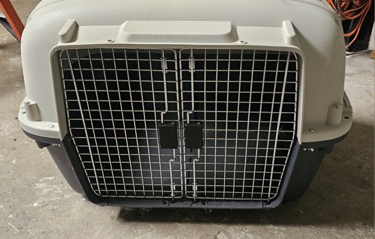 SPORT PET Designs Double Wire Door Plastic Kennel