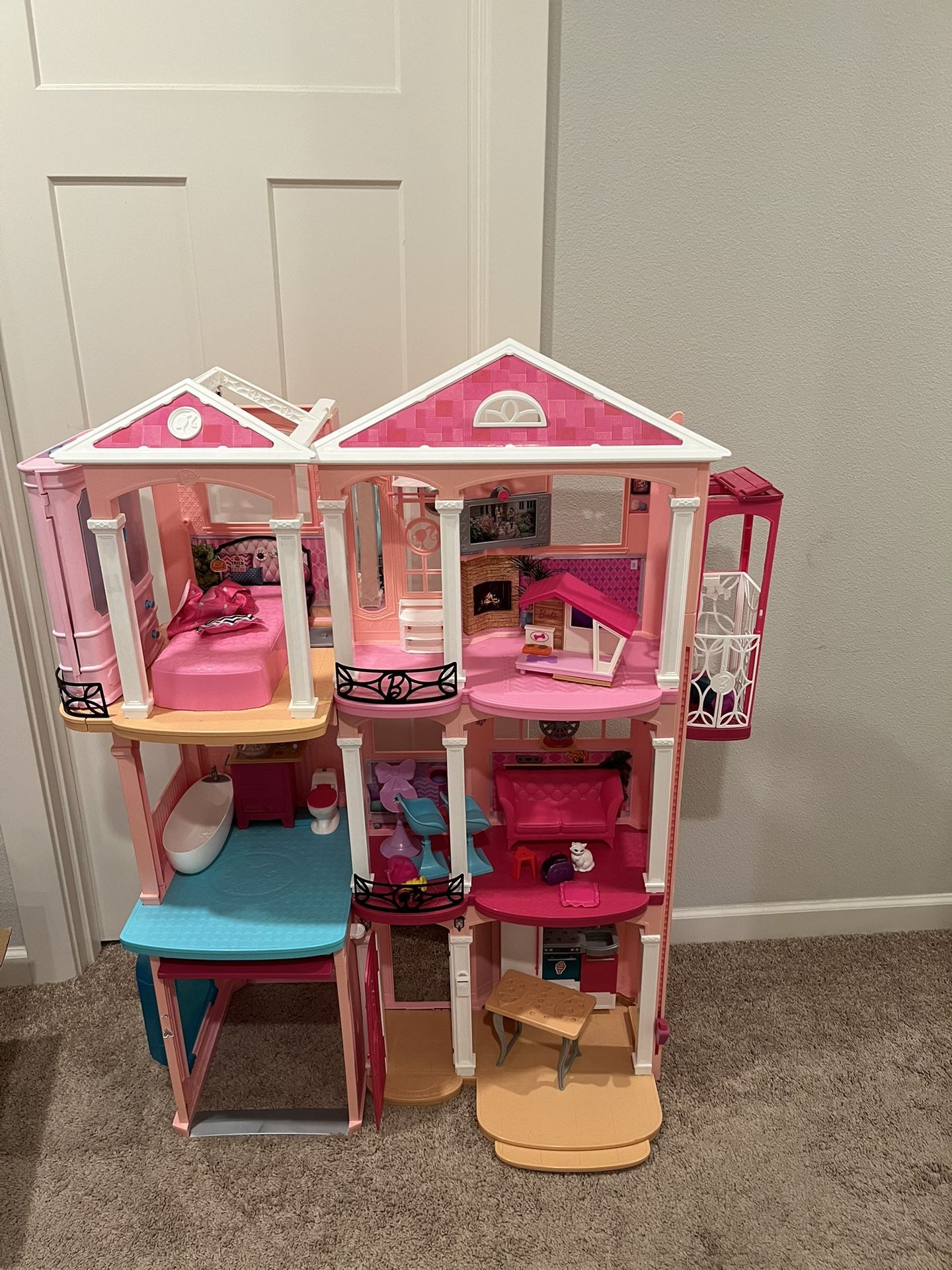 Barbie Dream House with 40+ Barbies, clothing and accessories Lot