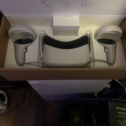 Oculus Quest 2 With Carrying Case And Charging Station