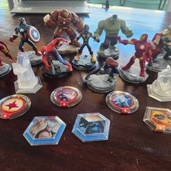 Disney Infinity Marvel 17 Piece Bundle with Characters,  Crystals and Power Discs 