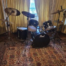 Pearl Drum Set  $675