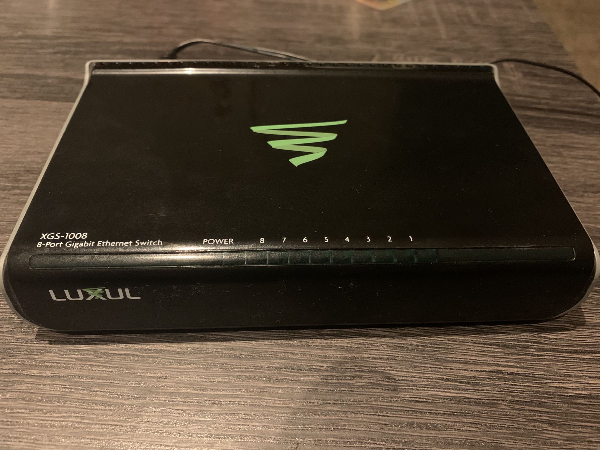 LUXUL 8 Port Ethernet Switch (Rear Facing)