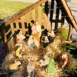 Vintage Crèche/Manger With Nativity 