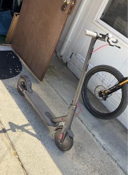 M365 E-Scooter 350W ( not working selling for parts)