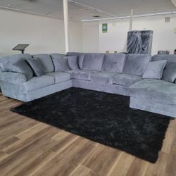 Brand New Large 3pc Sectional In Soft Grey Fabric 