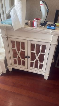 Mirrored cabinet