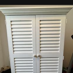 Armoire $75