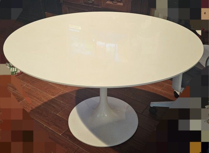 Round Tulip Dining Table