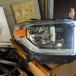 Tundra Headlight Assembly 