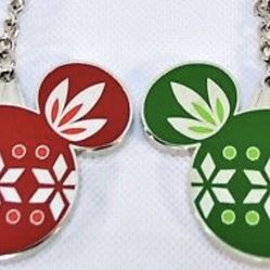 One (1), Disney Parks Exclusive 2018 Double Sided Christmas Holiday Mickey Ears Keychain CUTE