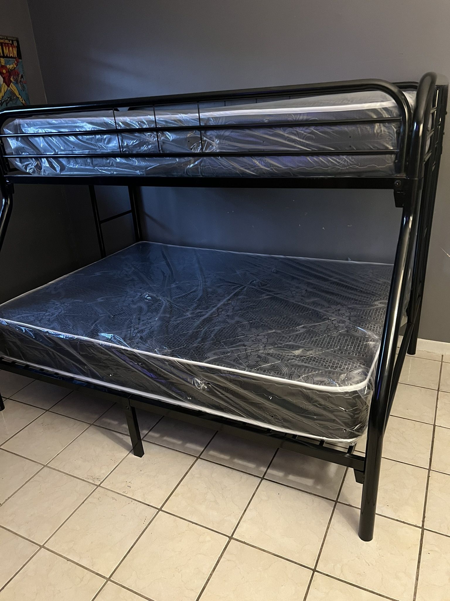 Nuevo en la caja de literas. Entrega gratis. Y Con 2 colchon